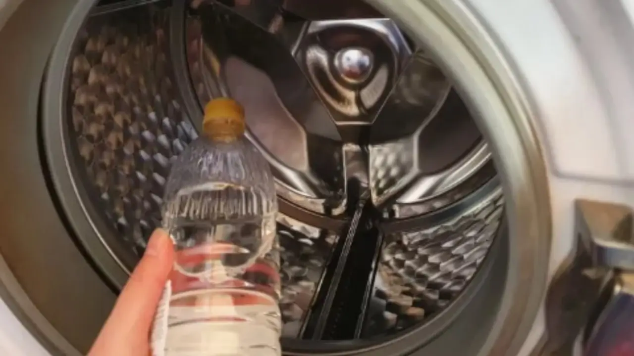 La verdad sobre usar vinagre en la ropa: ¿blanquea, desinfecta o solo la estropea?