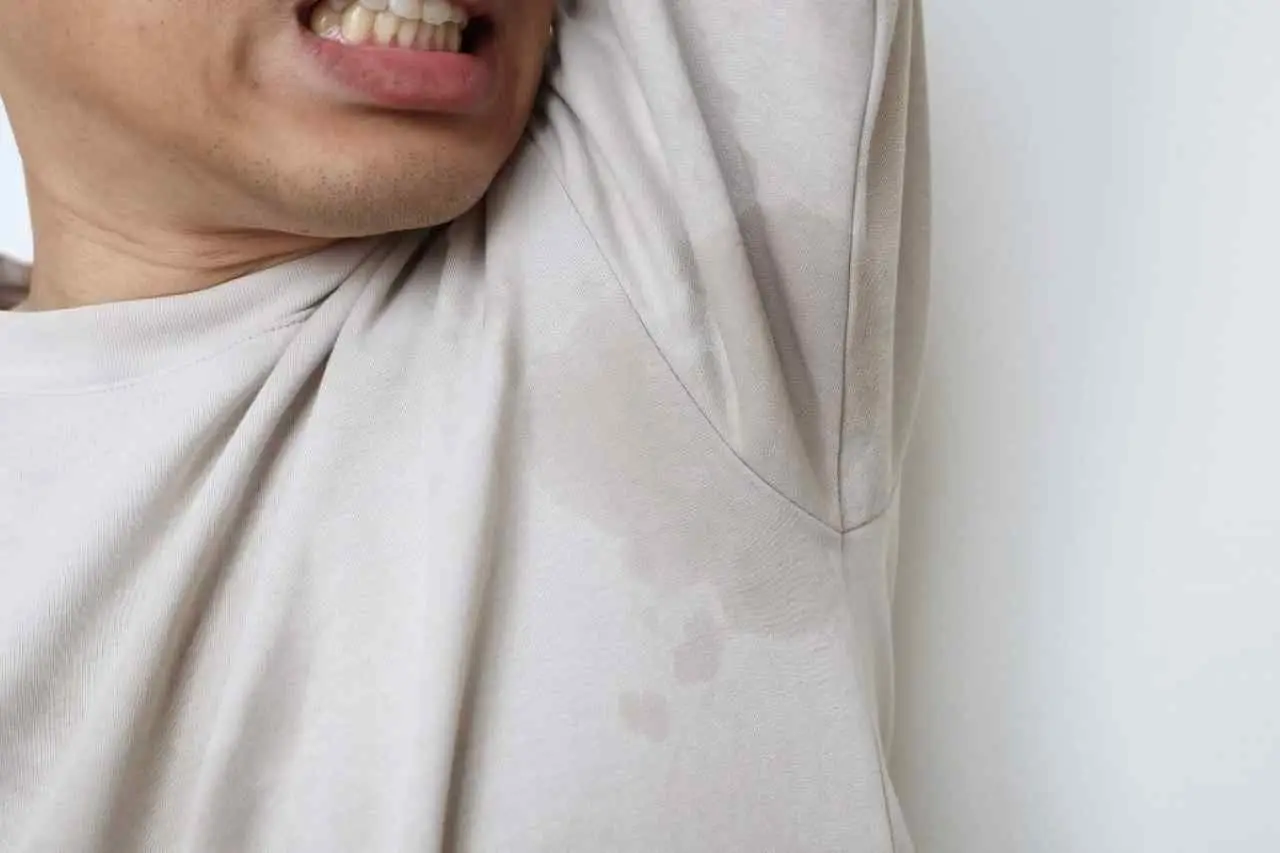 El truco sentimental para que una prenda de ropa retenga tu olor y sorprenda a quien la use