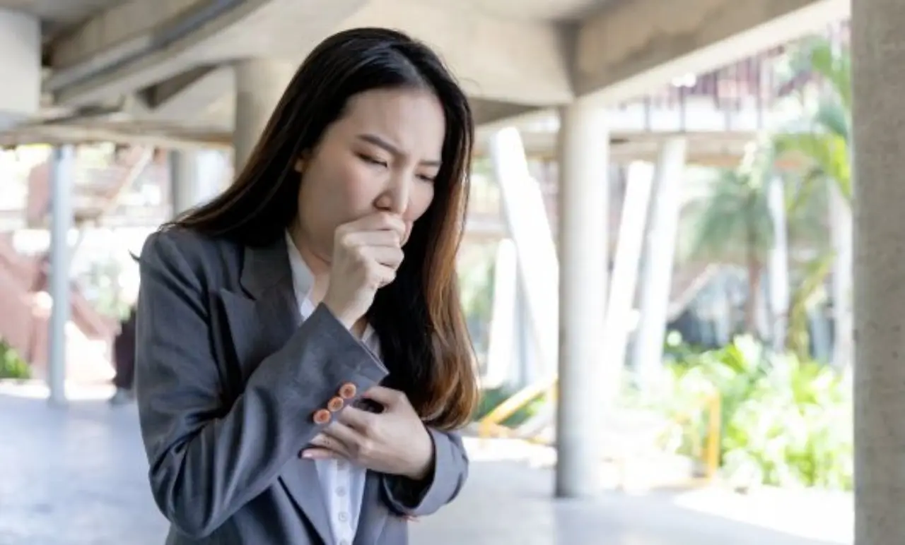 ¿Toses mucho y se te cierra el pecho? Estas son las causas ocultas de la bronquitis